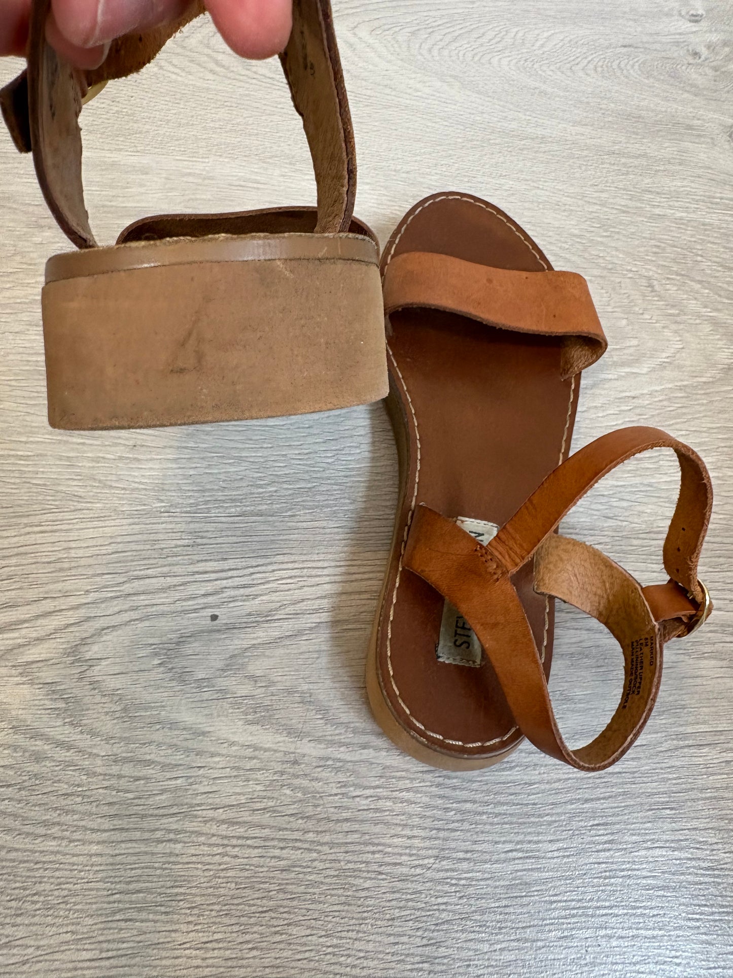 STEVE MADDEN. Sandalia marrón piel