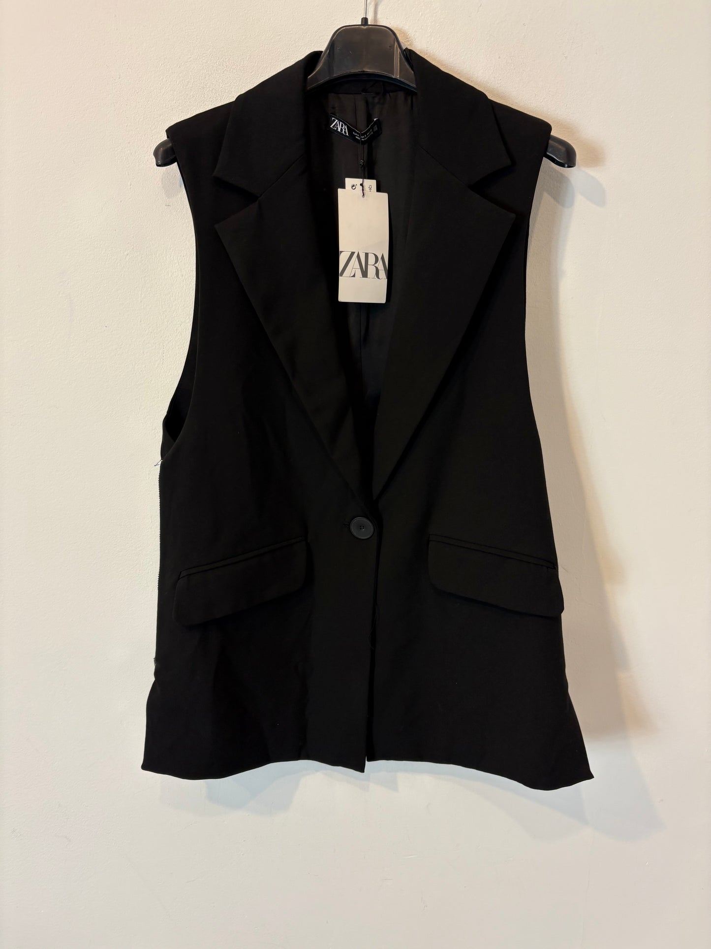 ZARA. Chaleco negro cremalleras