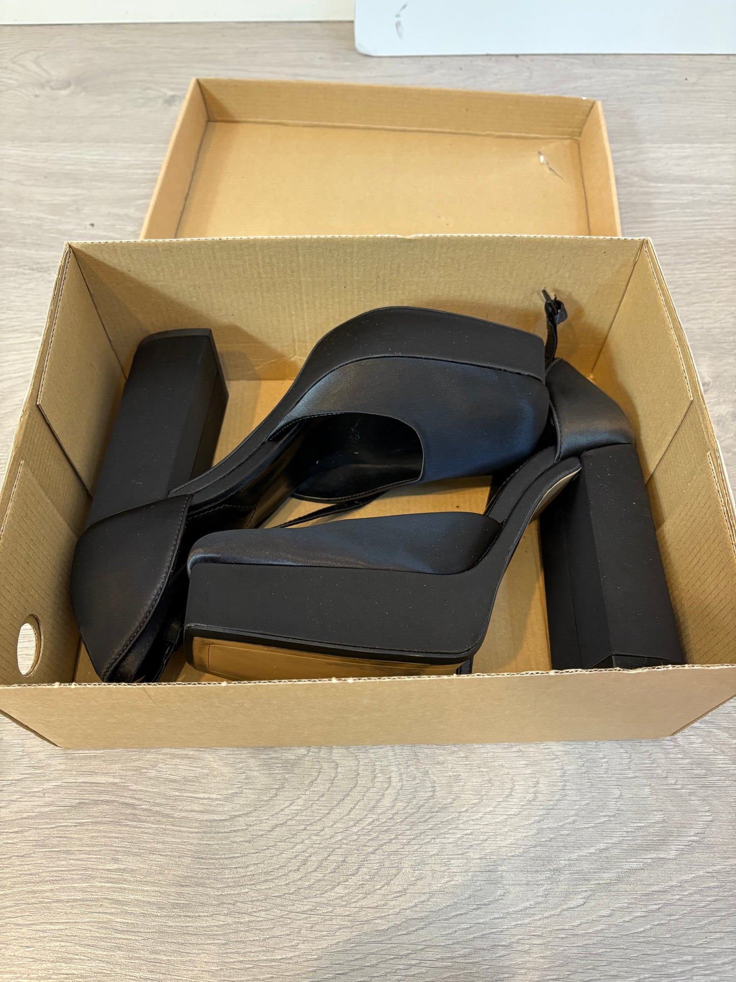 ZARA. Zapato negro plataforma. T 38