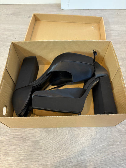 ZARA. Zapato negro plataforma. T 38