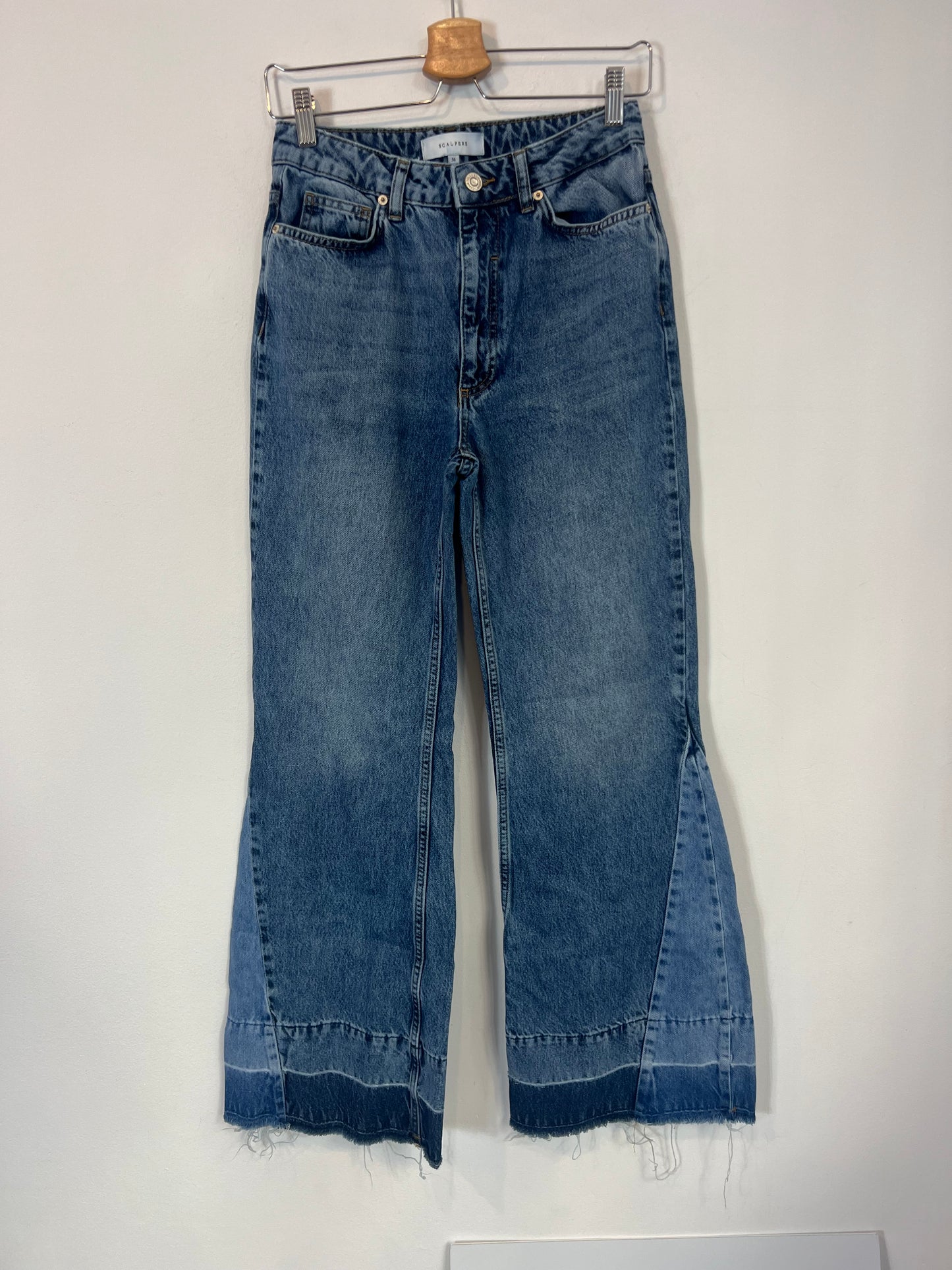 SCALPERS. Denim tiro alto campana. T 36