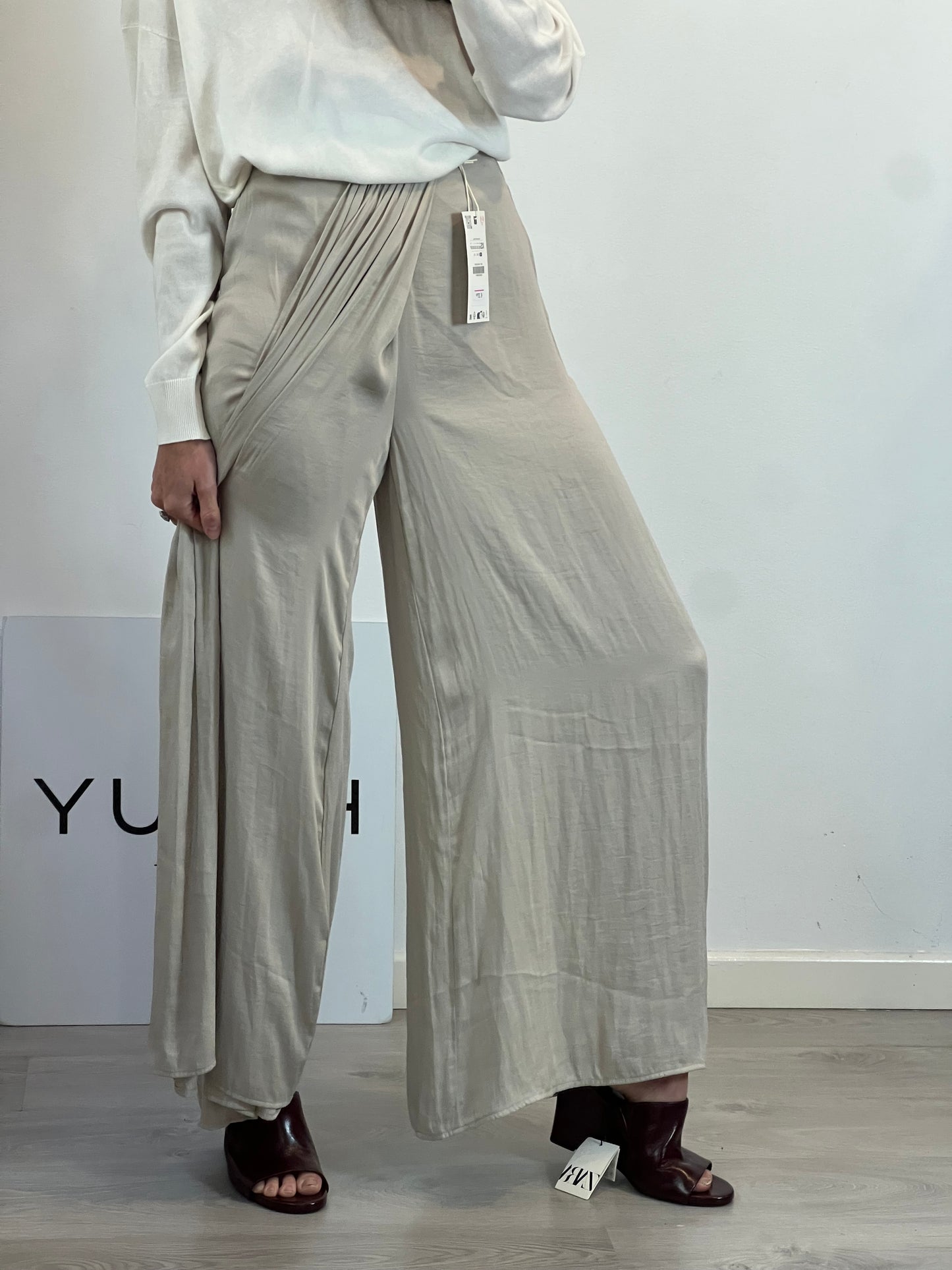 ZARA. Pantalón falda tipo fluida