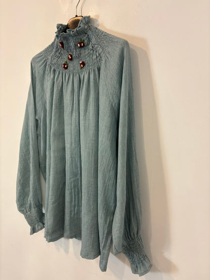 JO SEPHINE. Blusa azul fluida detalle cuello 💕
