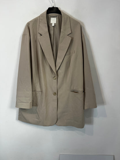 H&M. Chaqueta larga beige fluida
