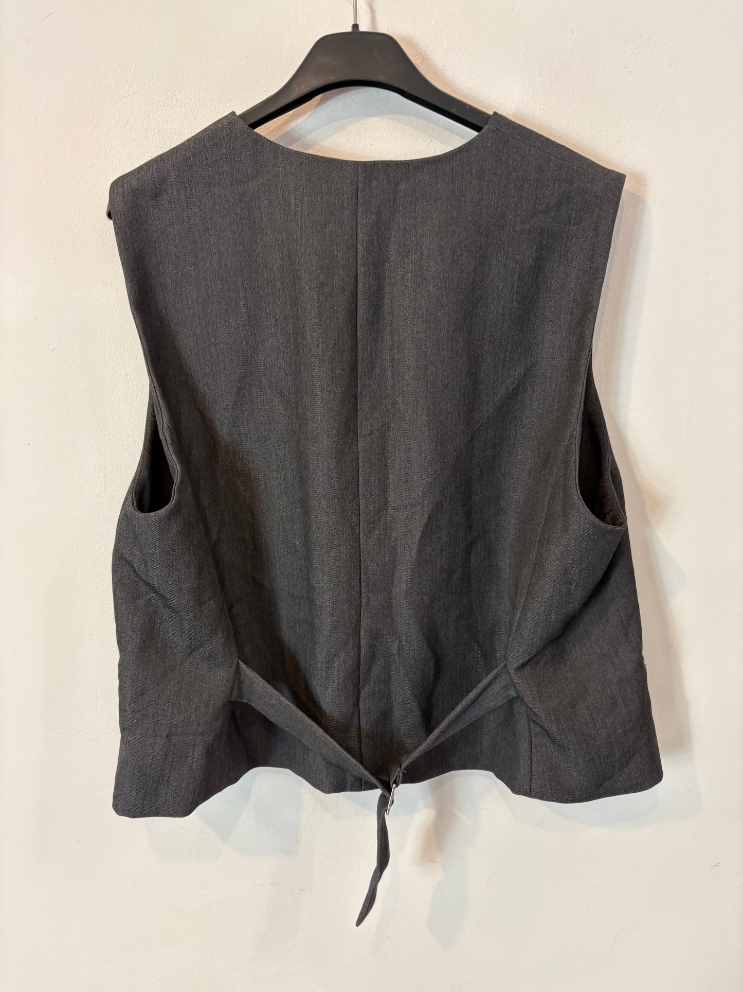 ZARA. Chaleco gris abotonado