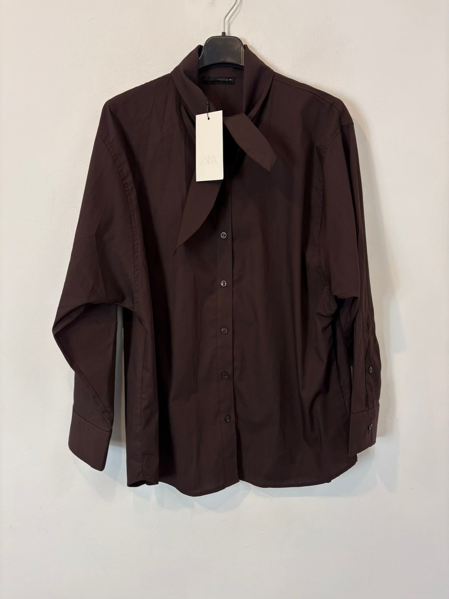 ZARA. Blusa marrón volumen lazada
