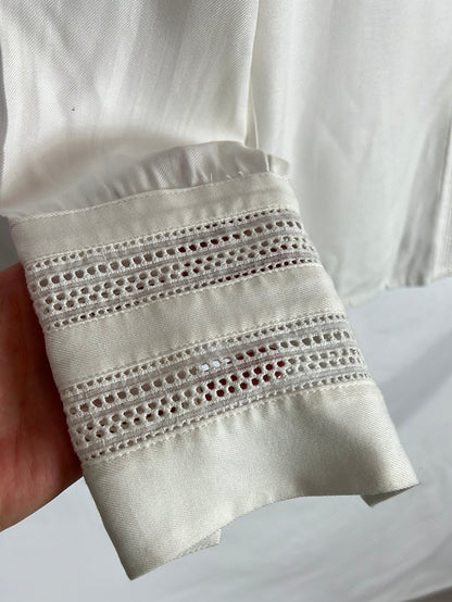 TINTA. Blusa blanca troquelada. T 38