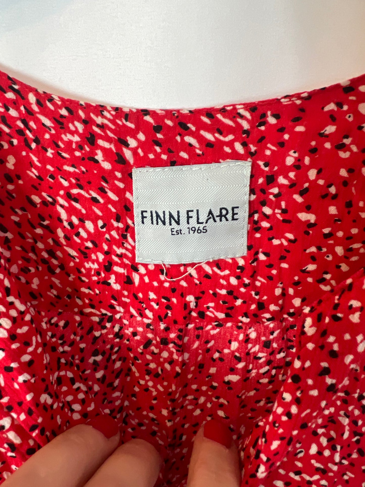 FINN FALRE. Vestido midi rojo estampado . T M