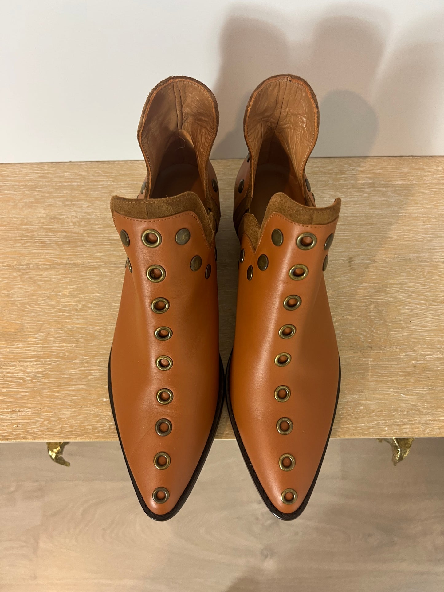 MICUIR. Botines camel tachuelas T.38