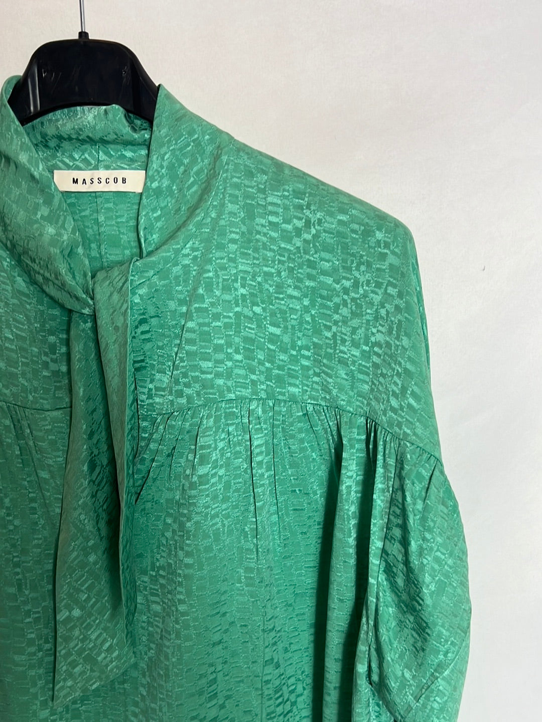 MASSCOB. Blusa seda verde de estampada T S