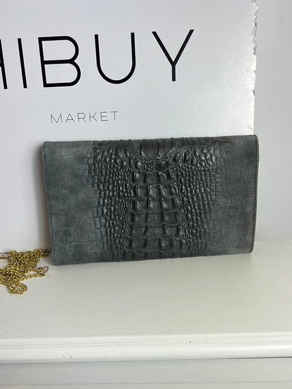 OTRAS. Bolso/cartera piel gris troquelada