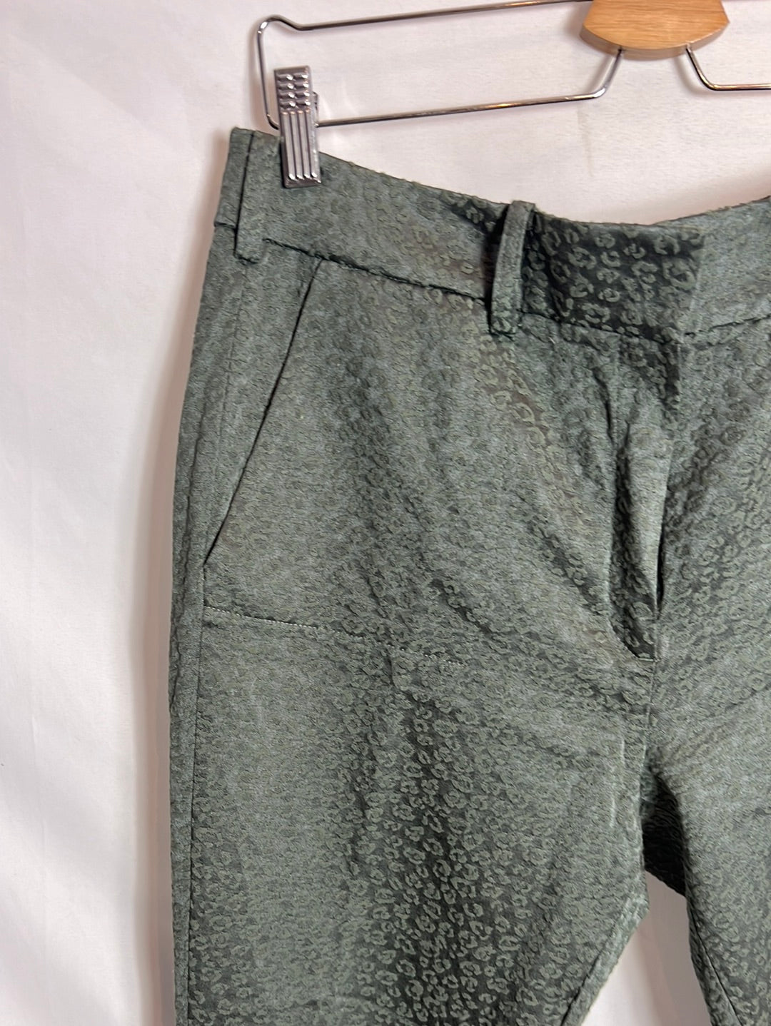 INTROPIA. Textured green trousers. Size 46