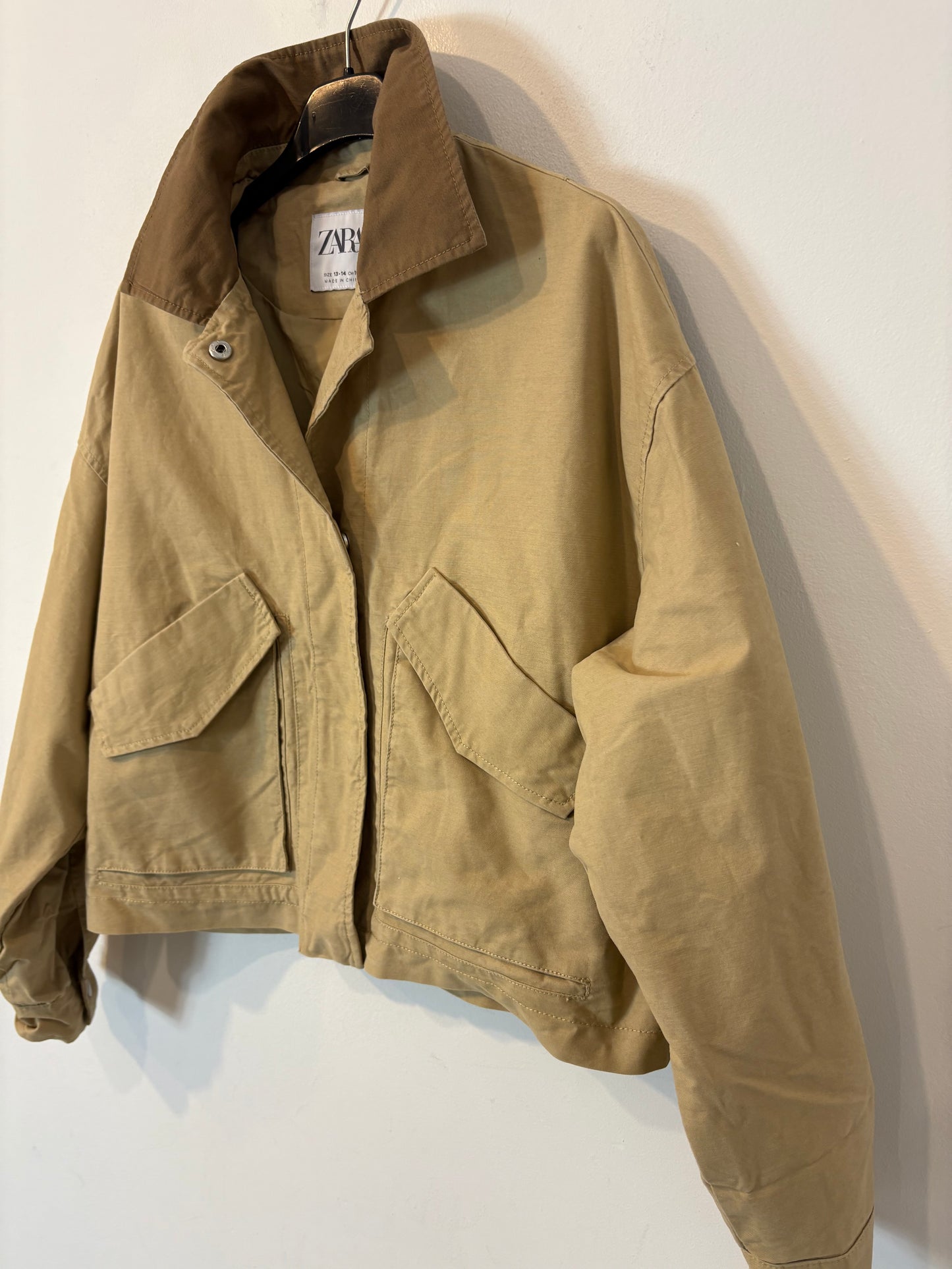 ZARA. Chaqueta beige bolsillos