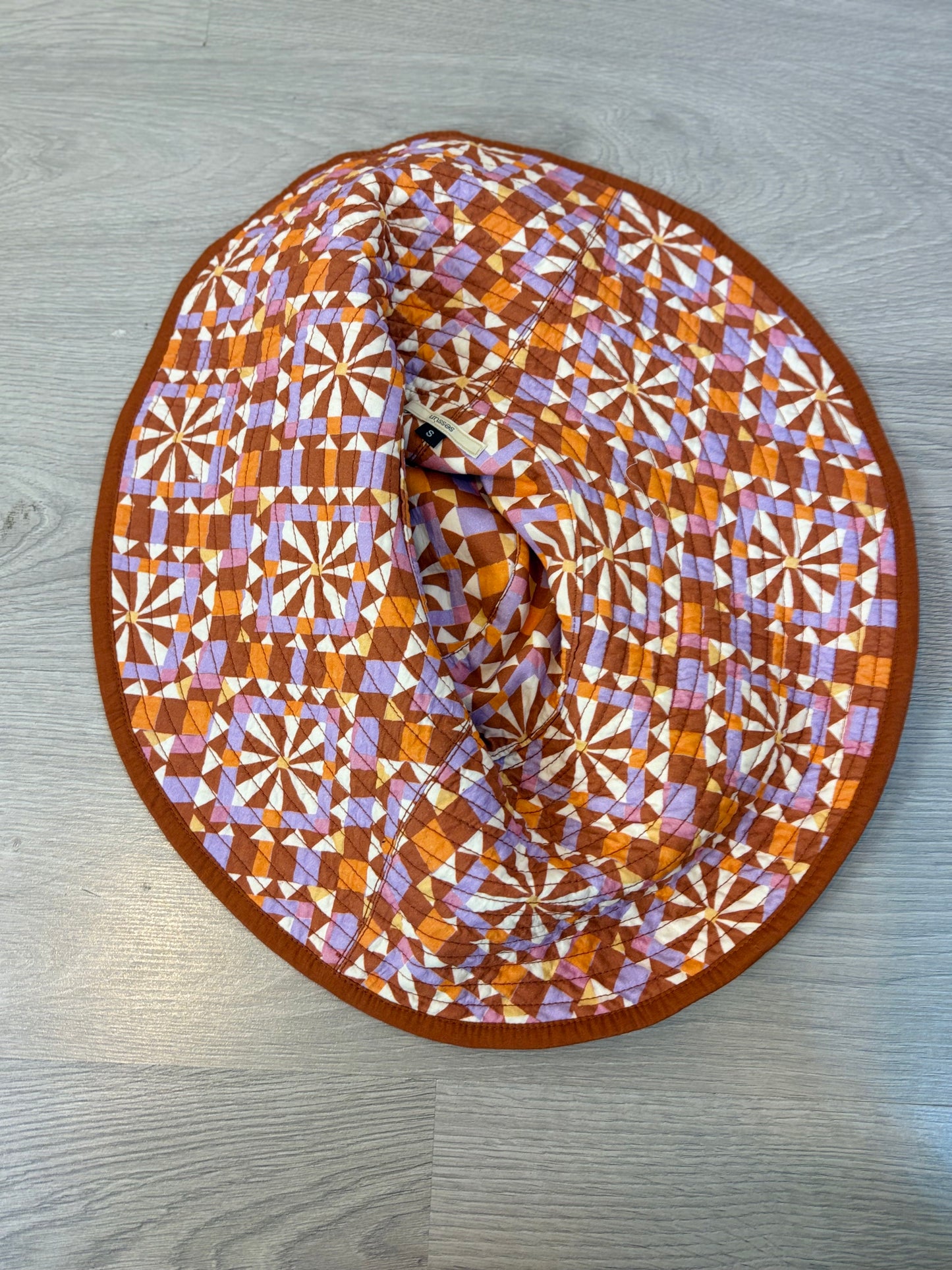 SESÚN. Sombrero de colores