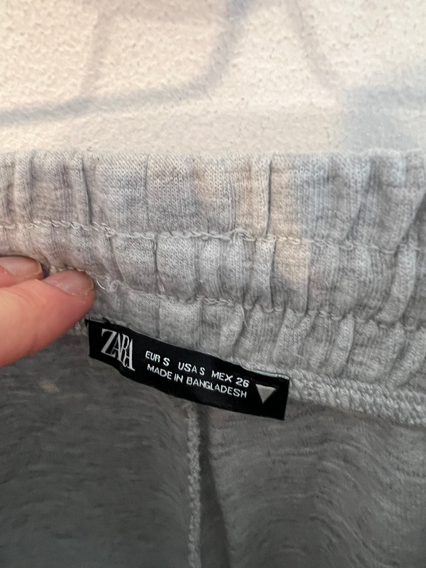 ZARA. Pantalón gris felpa. T S