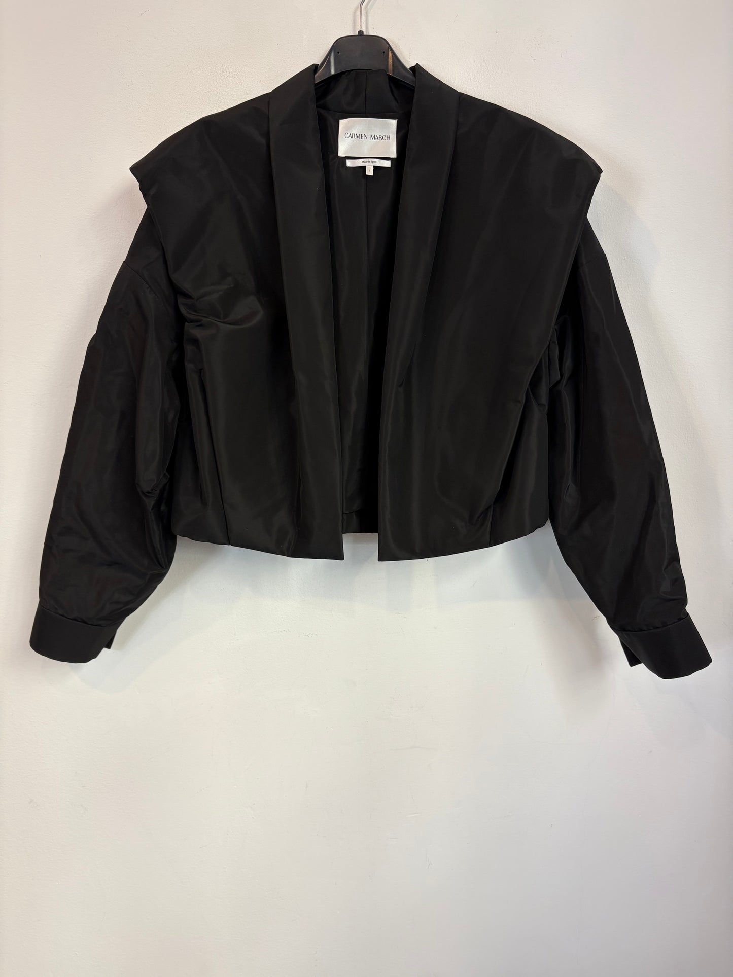 CARMEN MARCH. Chaqueta negra volumen