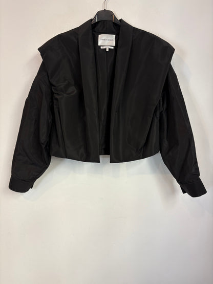 CARMEN MARCH. Chaqueta negra volumen