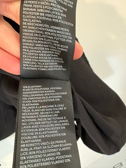 H&M. Conjunto chaqueta y pantalón negro detalles