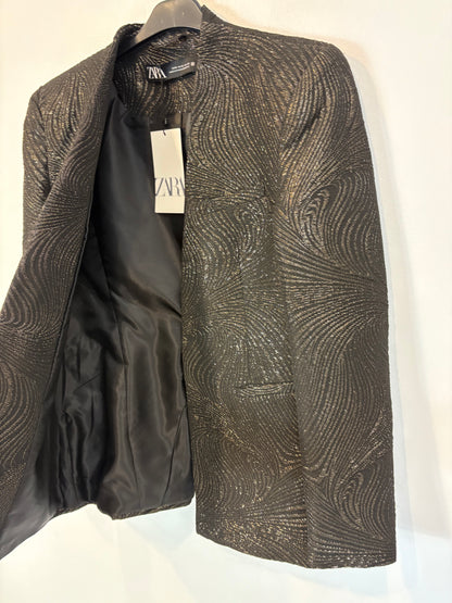 ZARA. Blazer negra hilos dorados