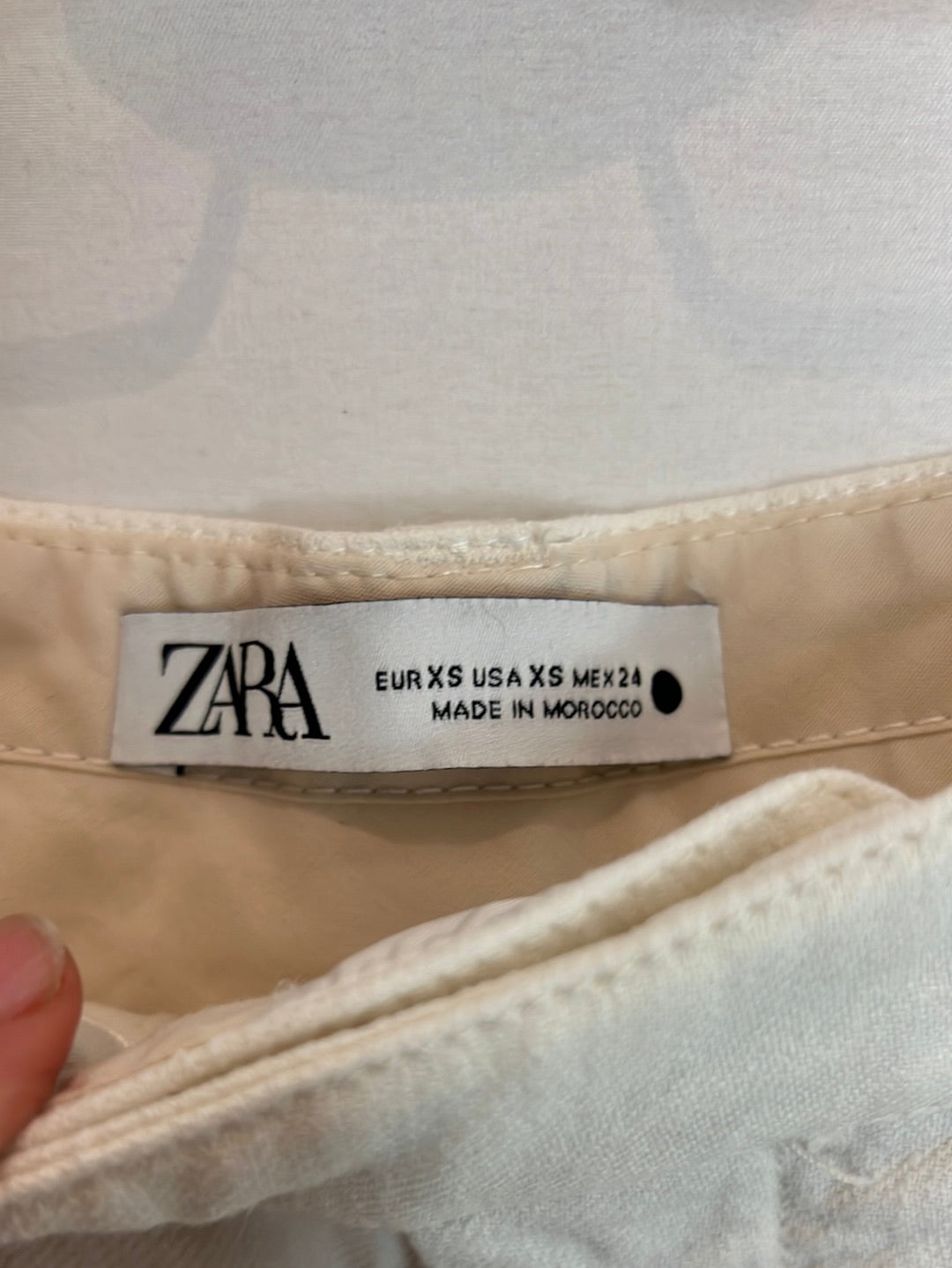ZARA. Ecru pleated linen and viscose trousers. Size XS