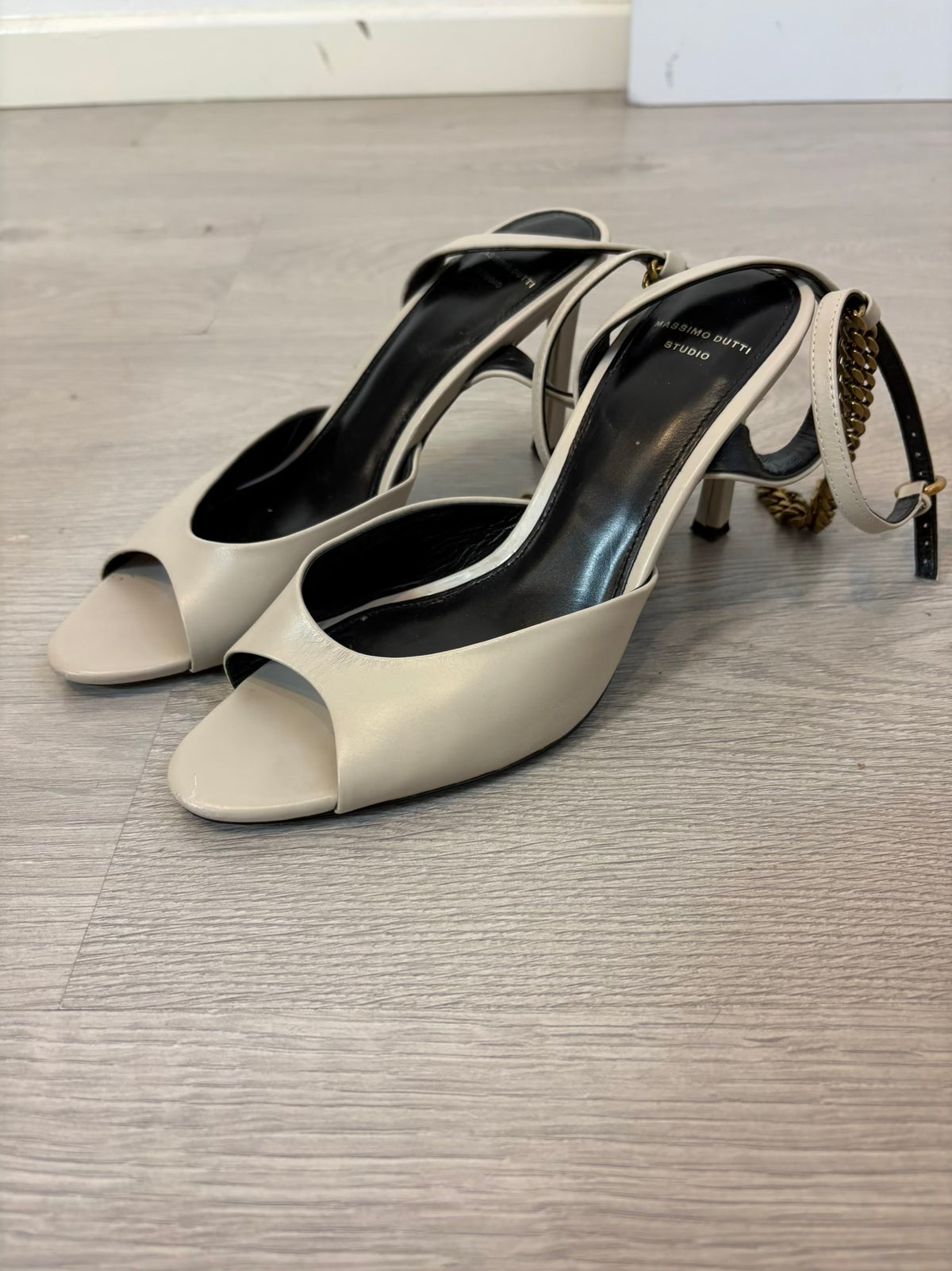 MASSIMO DUTTI STUDIO. Sandalia piel en crudo. T 38