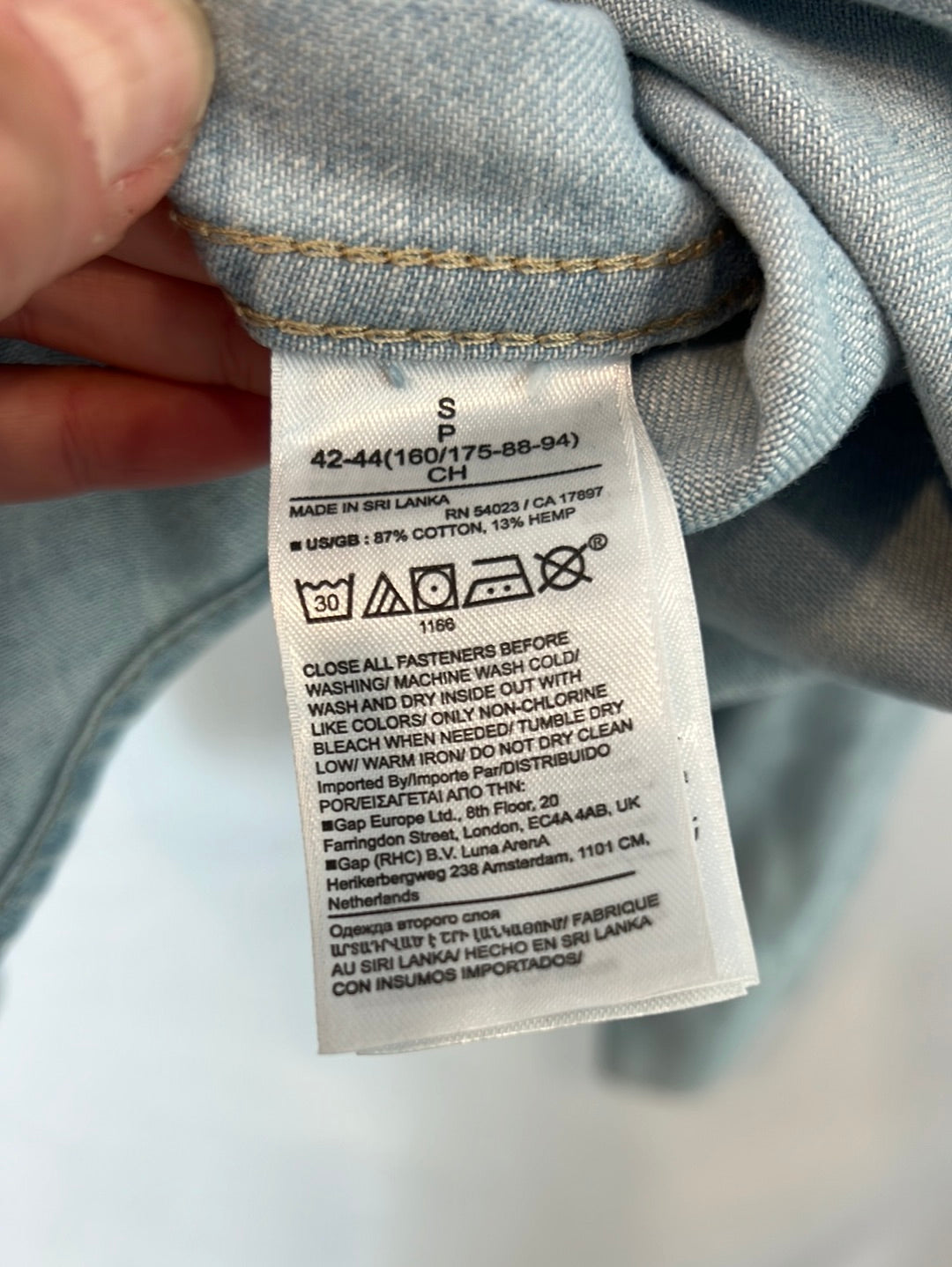 BANANA REPUBLIC. Denim shirt with button detail. TS