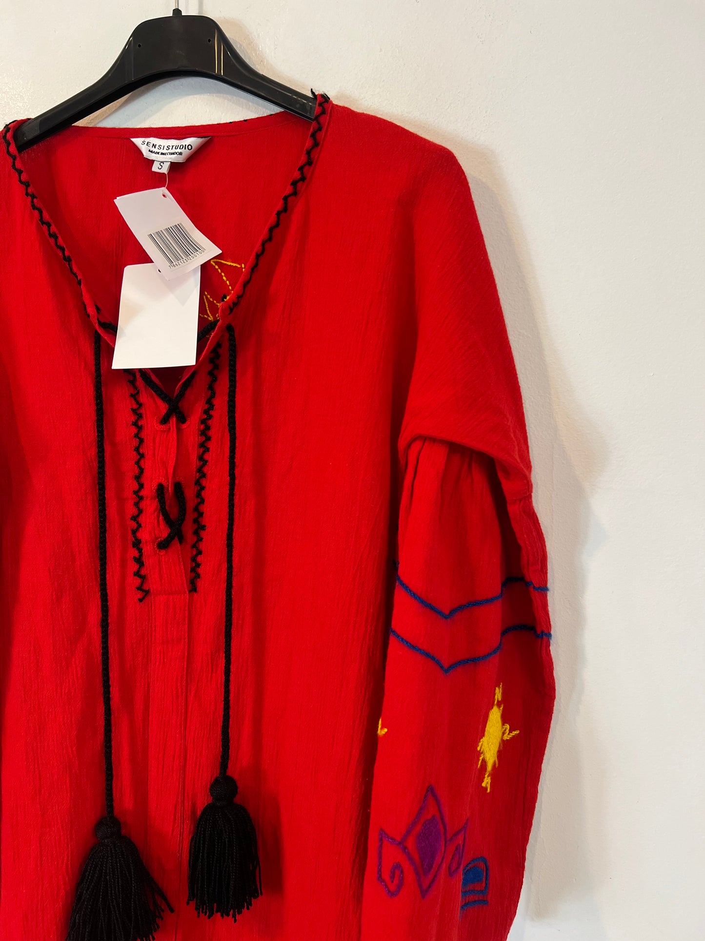 SENSISTUDIO.Vestido largo bordado rojo T.s