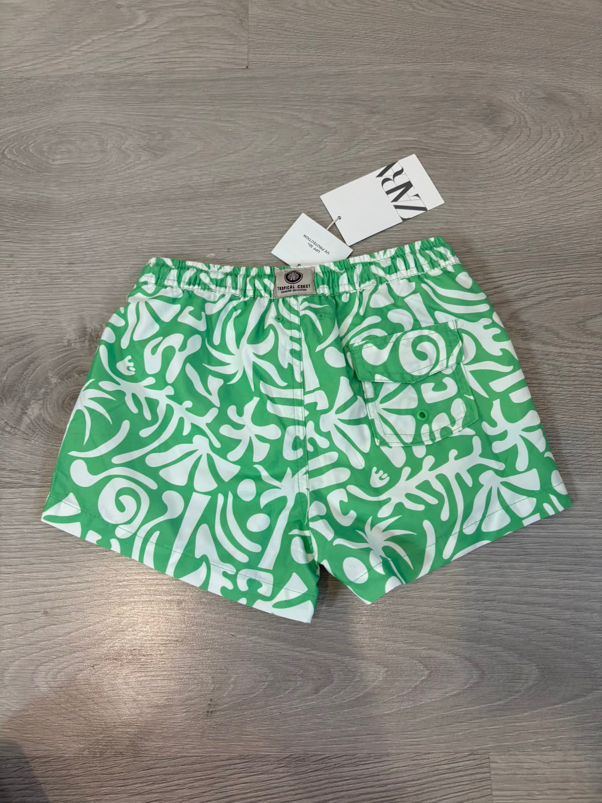 ZARA. Traje de baño niño estampado verde y blanco.  T 6-7 años