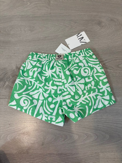 ZARA. Traje de baño niño estampado verde y blanco.  T 6-7 años