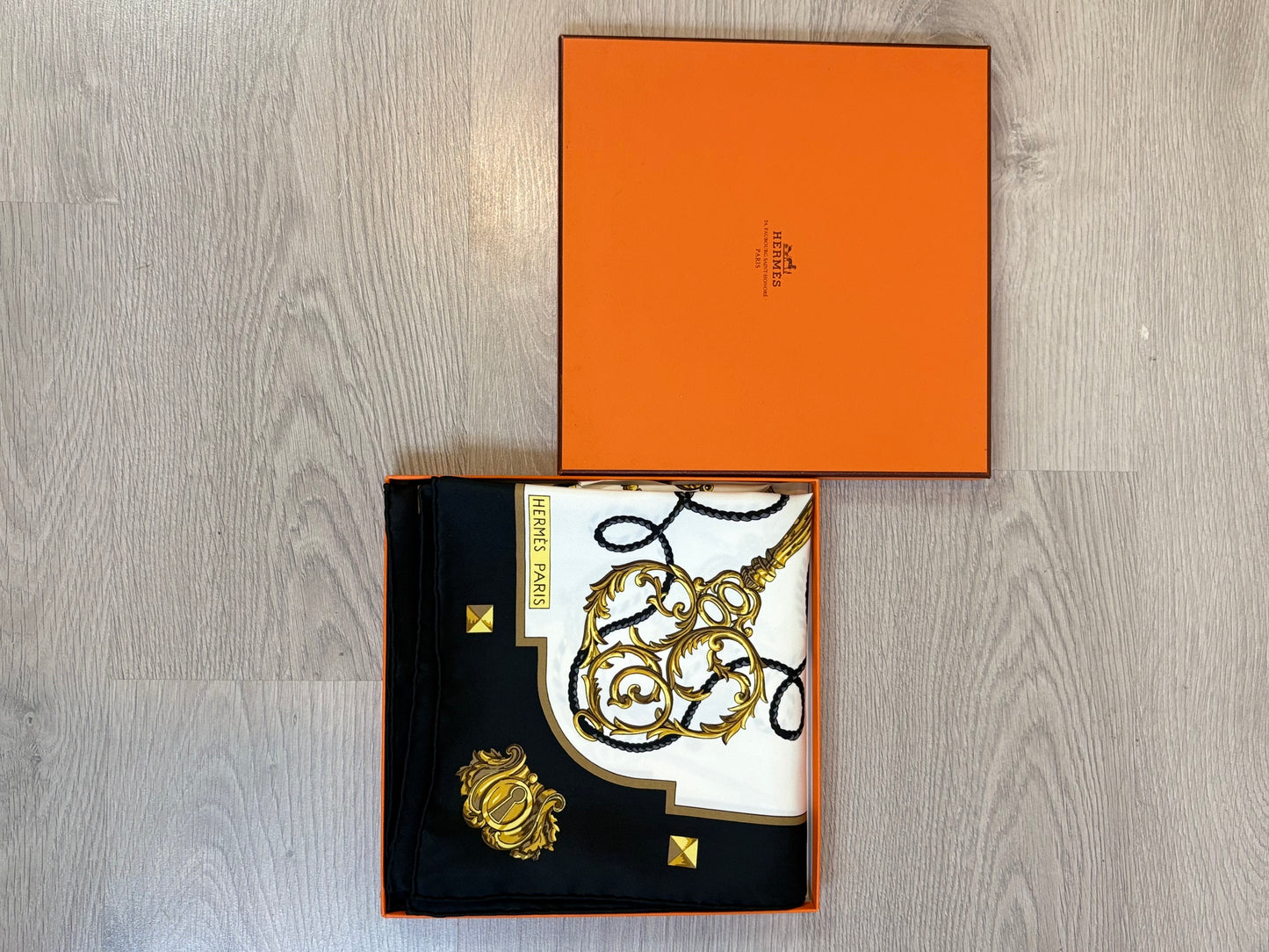 HERMÉS. Pañuelo seda estampado