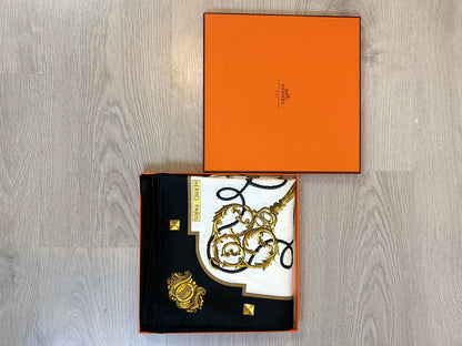 HERMÉS. Pañuelo seda estampado