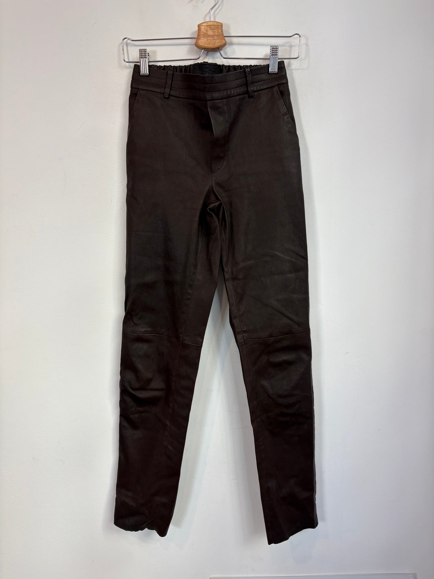 MON & PAU. Pantalón piel en marrón