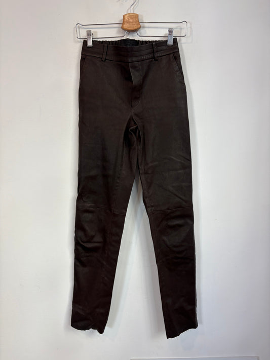 MON & PAU. Pantalón piel en marrón