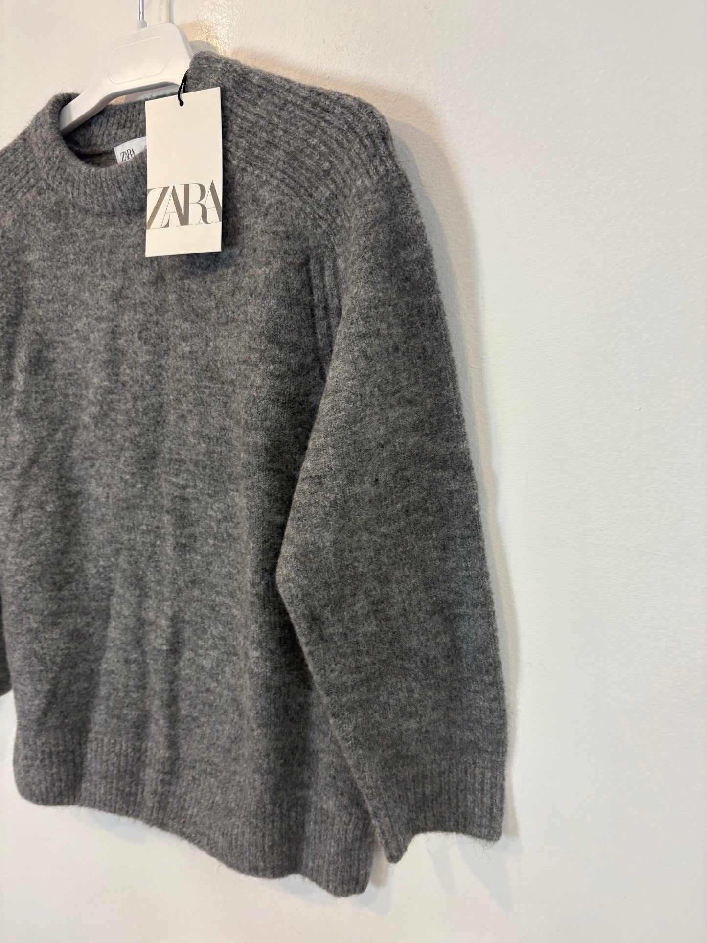 ZARA. Gray round-neck sweater. Size 7 years