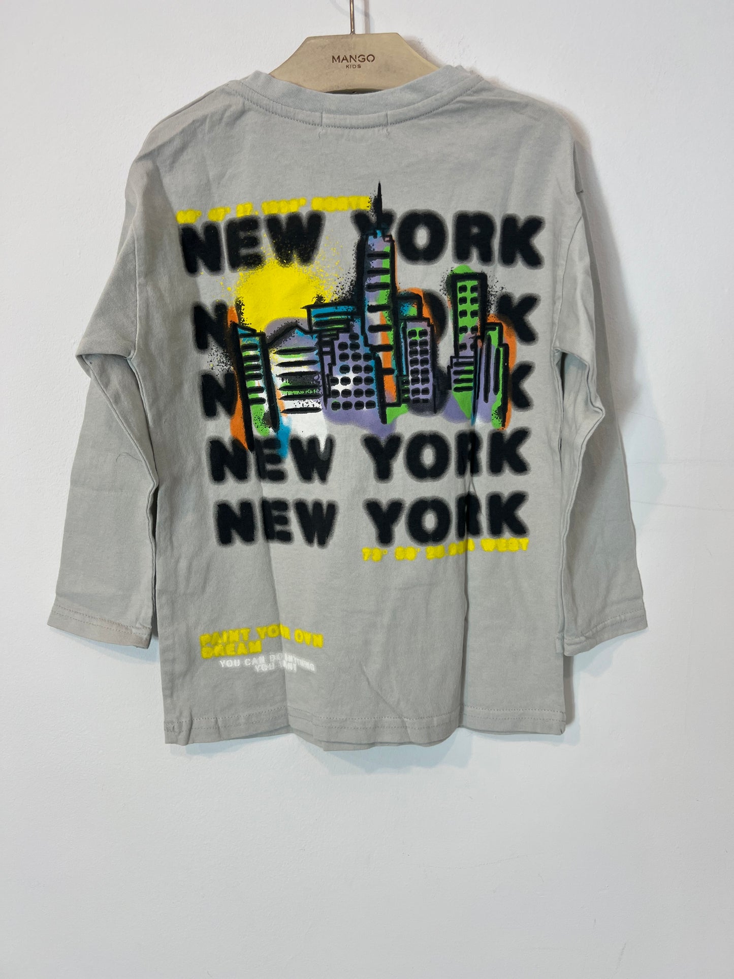 ZARA. Stone-colored T-shirt with a pattern. Size 6 years.