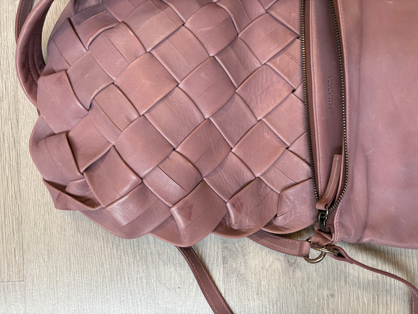 MALABABA. Bolso rosa palo trenzado