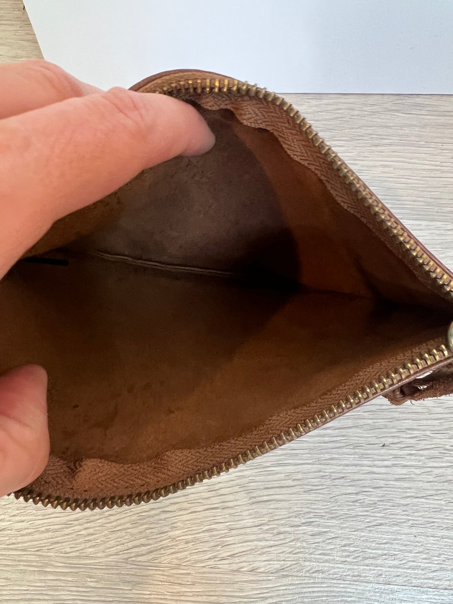 HAKEI. Cartera de mano piel