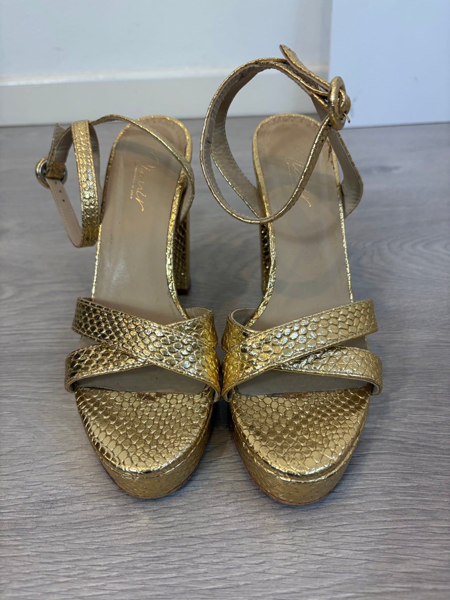 MICUIR. Sandalia dorada textura