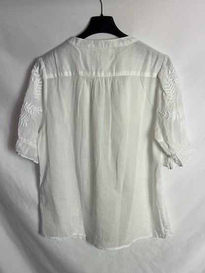 OTHER. Short-sleeved blouse with embroidered details. TM/L