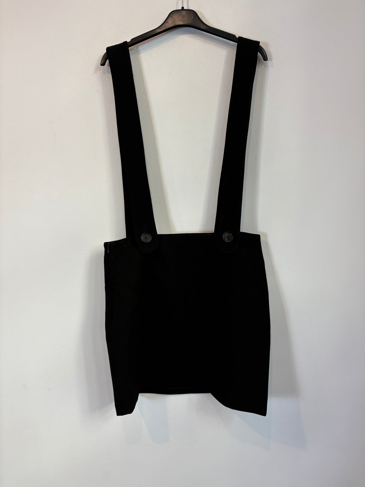 UTERQÜE. Falda corta con tirantes extraíbles. T M