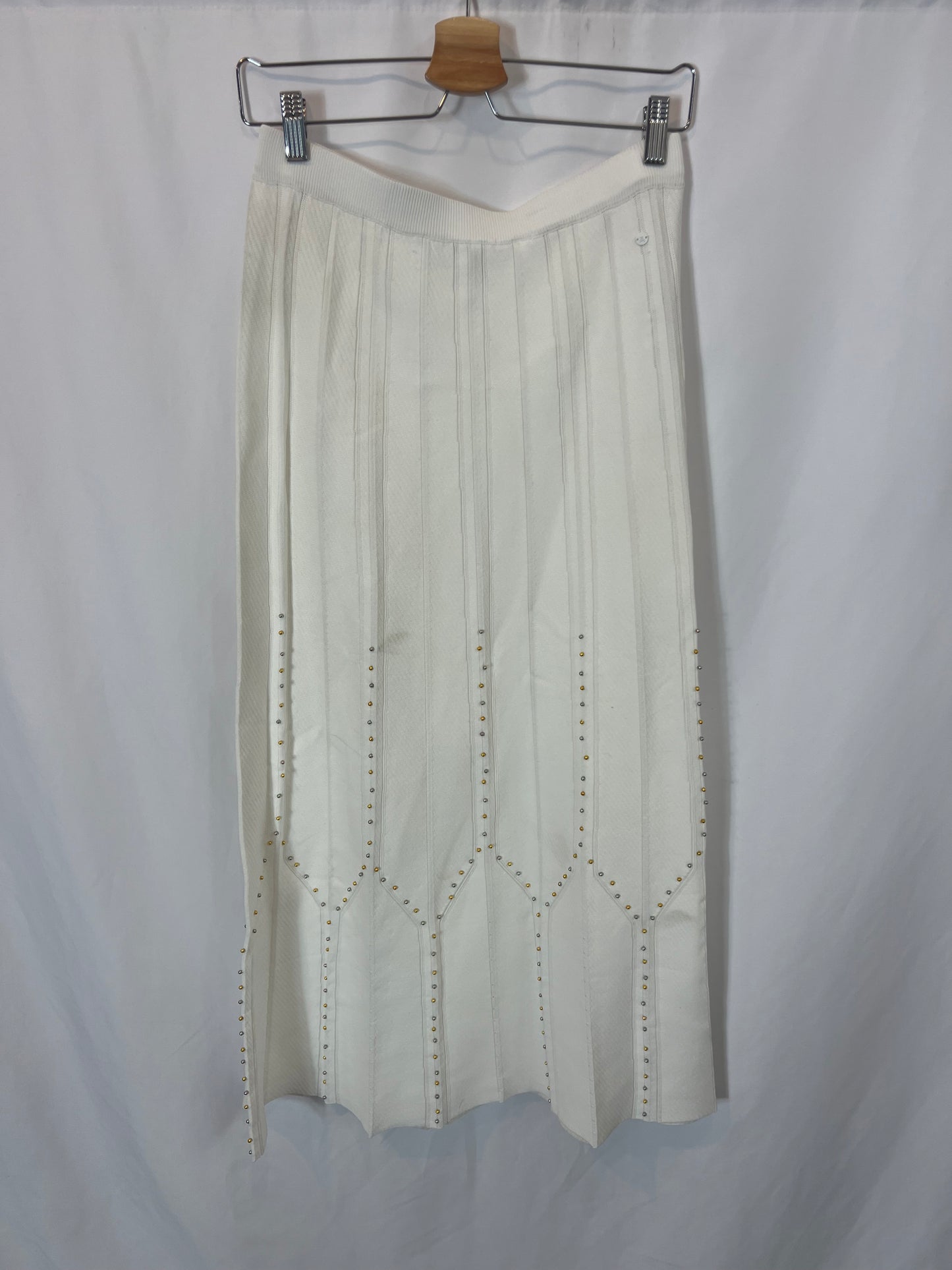 SCALPERS. Total look blanco con tachuelas T.m