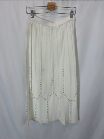 SCALPERS. Total look blanco con tachuelas T.m