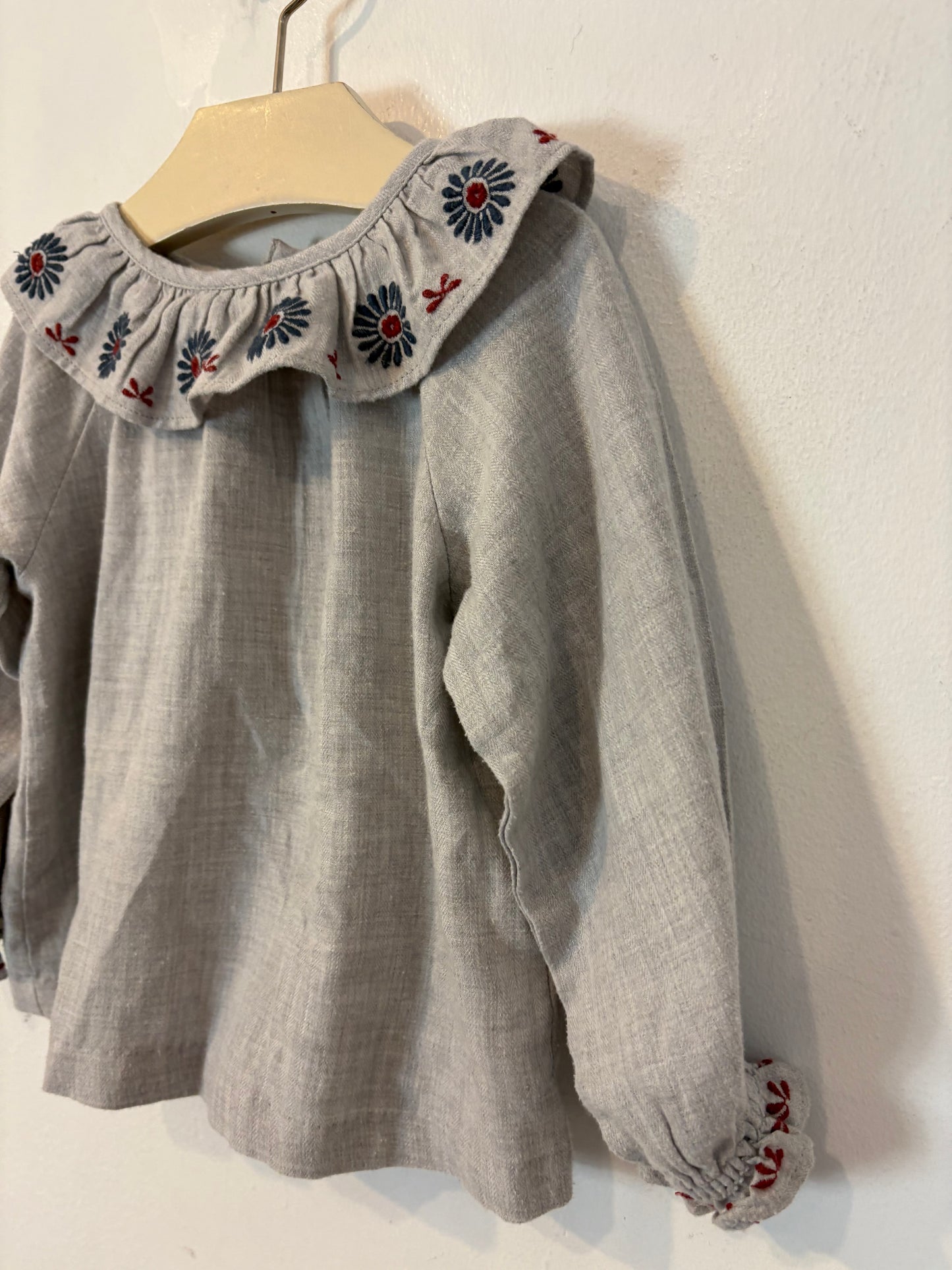 GOCCO. Blusa gris cuello bordado T. 18-24 meses