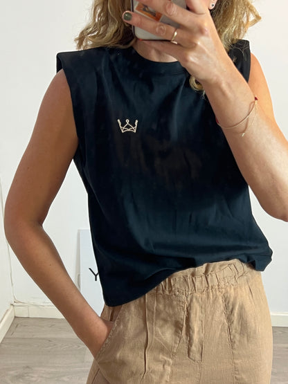 IQ. Camiseta negra detalle espalda. T S