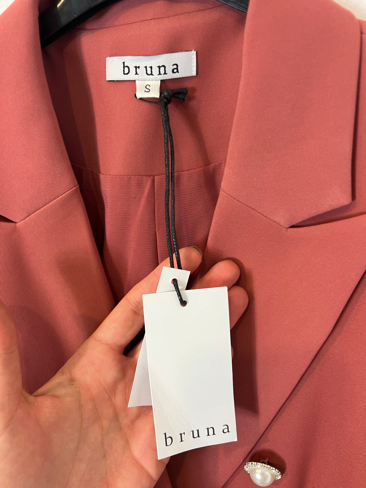 BRUNA. Total dark pink look with details. TS