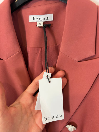 BRUNA. Total dark pink look with details. TS