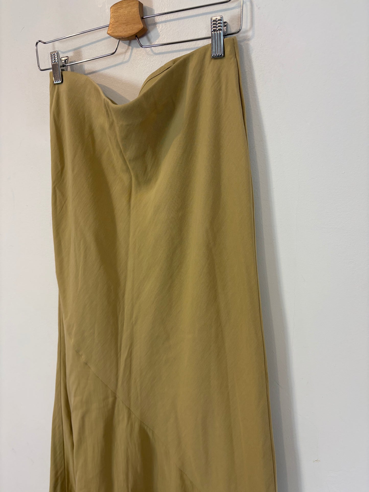 H&M. Falda larga fluida beige