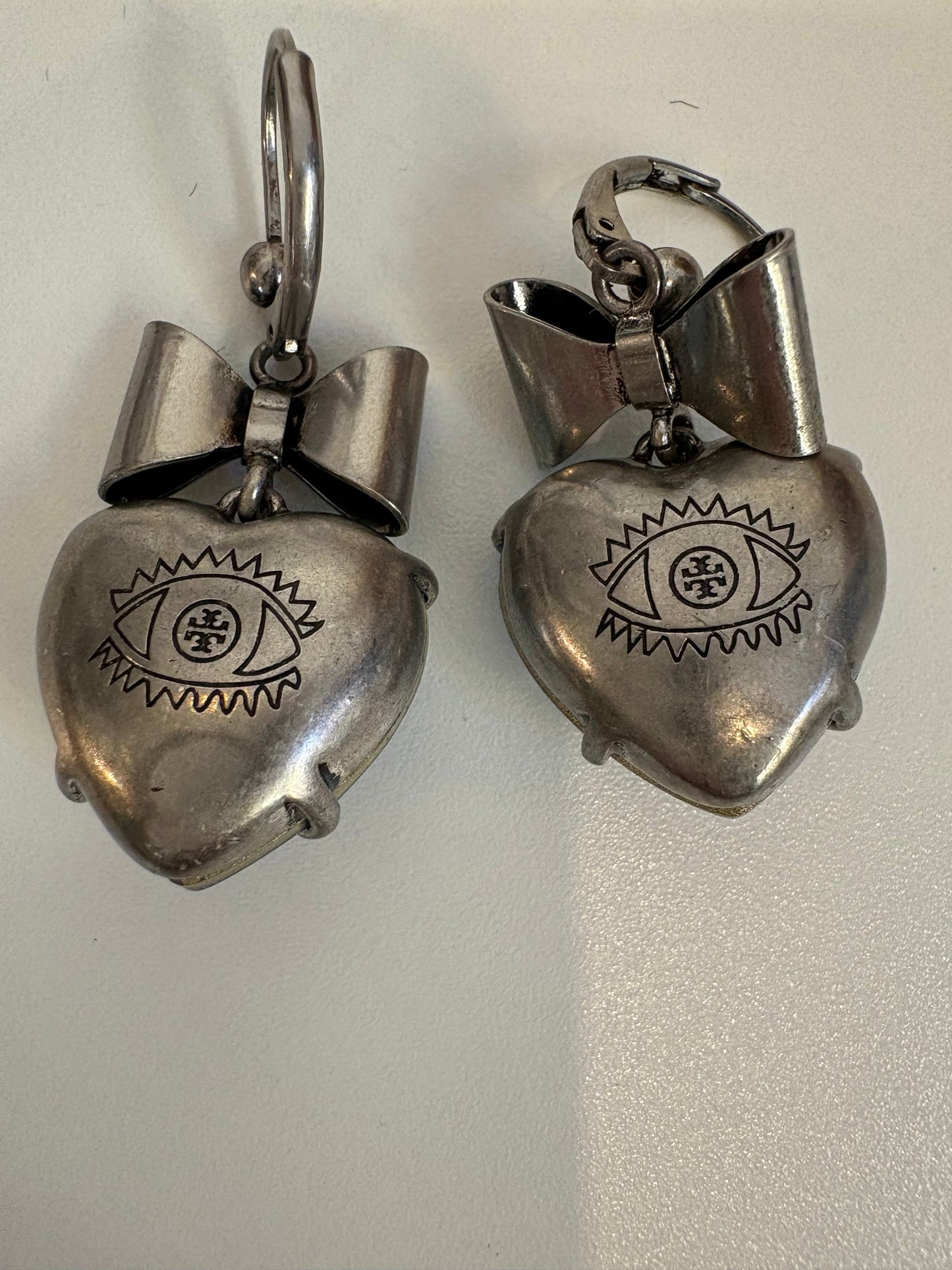 TORY BURCH. Pendiente corazón