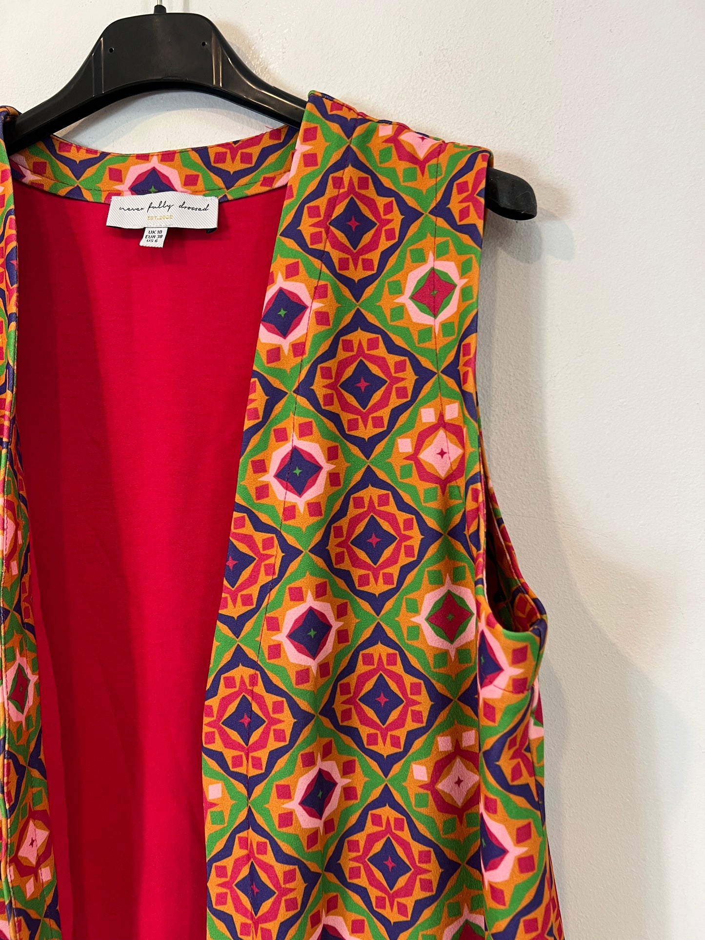 NEVER FULLY DRESSED. Chaleco estampado colores T.38