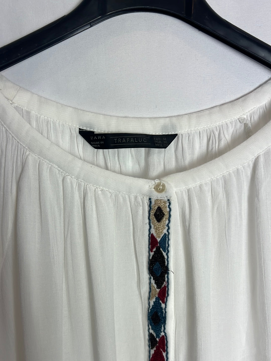 ZARA. blusa blanca detalle étnico T.m